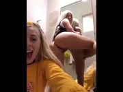 Preview 5 of Zwei blonde Lesben haben Spaß in der Umkleidekabine