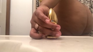 Fitting anal plug into fat booty 