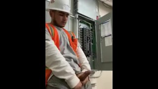 El electricista enseña la herramienta