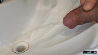 Guy solo pissing in the sink. Писаю в раковину, а потом дрочу.