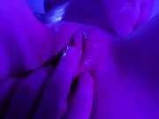 Preview 2 of Vidunderlig vagina nærbillede og blid fanden i lilla lys