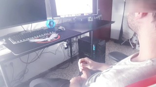 Pillo a mi compañero viendo porno y le ayudo a terminar su trabajo