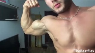 Get close to my amazing biceps - onlyfans davidben99
