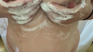 Tit Play in the Shower