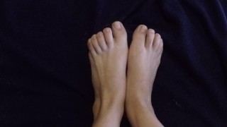 Bare feet lotion massage