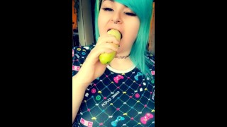 BBW thicc pawg eats a cucumber :P