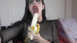 I am so horny that I swallow and suck on a delicious banana, I would like it to be your banana