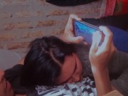 Preview 1 of jugando free fire y mi novia me desconcentra con una mamada