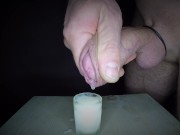 Preview 3 of Nederlands sperma sletje krijgt een opgespaard vol glaasje sperma in haar mondje - Past maar net💦🥛