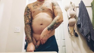 Sexy jerk sesh for hot tattooed stud 