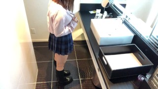 [Women's changing room] Changing clothes in the fitting room. Japanese, amateur