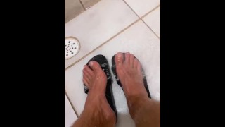 pezão de macho se lavando , pés podolatria