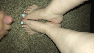 I give her sexy feet and toes a nice little cumshot