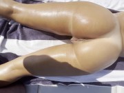 Preview 2 of Massage de son cul à l'huile avant de lui mettre des coups de queue en bateau au soleil