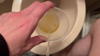 [Pissing] Video of swimsuit JK collecting pee in a cup after masturbation