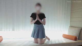 En japansk studerende pige i badedragt får en masse sæd i sin vagina.