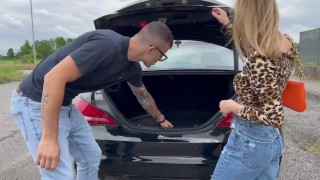 Pov Car sex: Ragazza italiana compra un'auto usata e si scopa il venditore. Dialoghi in italiano