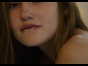Preview 2 of Возбужденная Sonya Blaze мастурбирует после душа и кончает на камеру