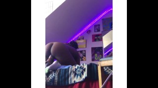 BLACK GIRL MASTURBATING WITH FUCKING MACHINE FOR THE FIRST TIME WOTH HUGE DILDO 