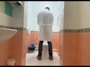 Preview 2 of En ung læge blev ophidset ved undersøgelsen og rykker ud på hospitalets toilet