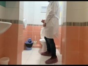 Preview 3 of En ung læge blev ophidset ved undersøgelsen og rykker ud på hospitalets toilet