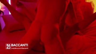 vera scopata passionale in camera da letto tra le luci rosse. marito filma