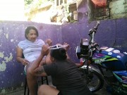 Preview 1 of ayudo a mi hermanastra a lavar la moto y me hace un oral en la calle parte 2
