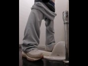 Preview 3 of [Amatör] Japon üniversite öğrencisi Japon tarzı bir tuvalete idrarını yapıyor