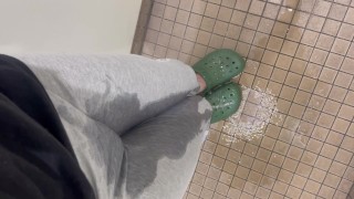 she piss everywhere several times while fucking... So wet!