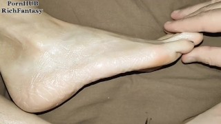 Wunder footjob und cumshot auf meinen Körper