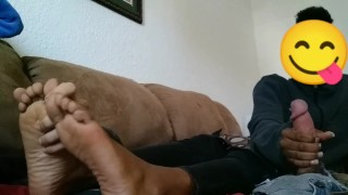 Quickie ebony teen handjob with soft soles in face