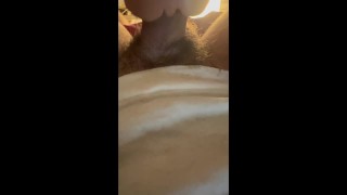 Masturbation dans sa petite chatte serrer