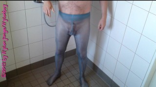 Pissen in blauer Feinstrumpfhose