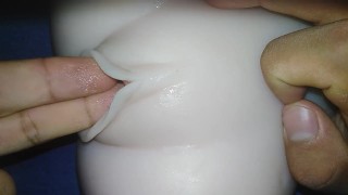 गीली गुलाबी चूत लालच से एक तंग छेद चोदती है - सेक्स डॉल