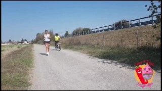 Cyclist fucks running girl (AMATEUR SEX IN PUBLIC)