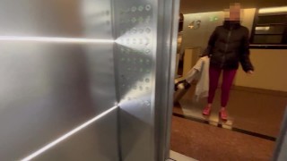 Dick Flash! An unknown sporty girl from the hotel gives me a blowjob in the public elevator