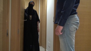 Árabe  egipcio encuentra a su hijastra hijab en el baño, qie rico decía