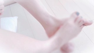 [Hentai ASMR] On the way home from work, she tears her black stockings and gives a footjob[Japanese