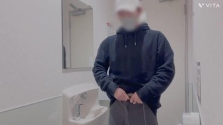 [Amateur/Masturbation] A married man who secretly ejaculates in the toilet even when people come