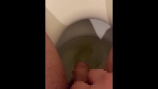 Peeing while sitting on a western-style toilet (degree up)