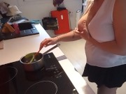 Preview 1 of Moglie TROIA si masturba mentre cucina e gode, non resisto e gli lecco la figa fino a farla venire