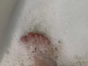 Preview 1 of MY SWEET TOES IN THE BATH! LOOK AT THE FOAM! I WANT TO SEE A SEA OF SPERM!