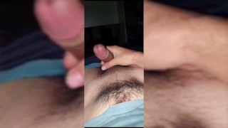 Me despierto y esta parado y me la jalo una paja mañanera- masturbacion masculina//I wake up and he'