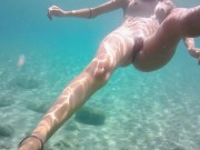Preview 1 of Spy exhibitionist girlfriend masturbating underwater! Nudista spiata si tocca in acqua