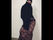 Preview 1 of Hot Arab Egyptian Mom ready to squeeze your cock فتاة مصرية تستمني