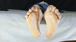 Foot massage, creamy feet, playful cute tyny feet, toe fetish, small feet, milf pawgtenshi