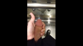 En el ascensor mientras todos trabajan