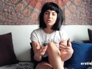 Preview 4 of Ersties - Luna B fingert sich intensiv beim Masturbieren