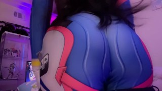 Dva tries on a pair of TIGHT jeans over her ass