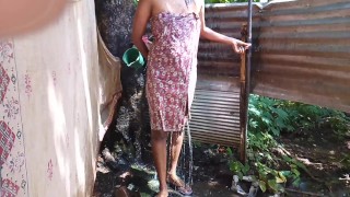 කෙල්ල යට සාය පිටින් නානවා කොල්ල හොරෙන් විඩියෝ කරලා Sri lankan hot Girl bathing Boobs Pussy Show